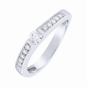 Solitaire en or blanc serti de diamants