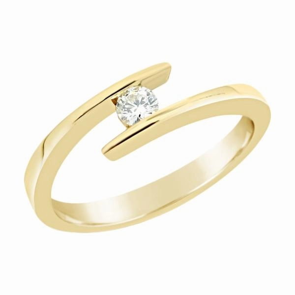 Solitaire en or jaune serti d'un diamant.