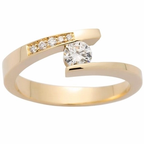 Solitaire en or jaune serti de diamants.