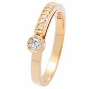 Solitaire en or jaune serti de diamants.