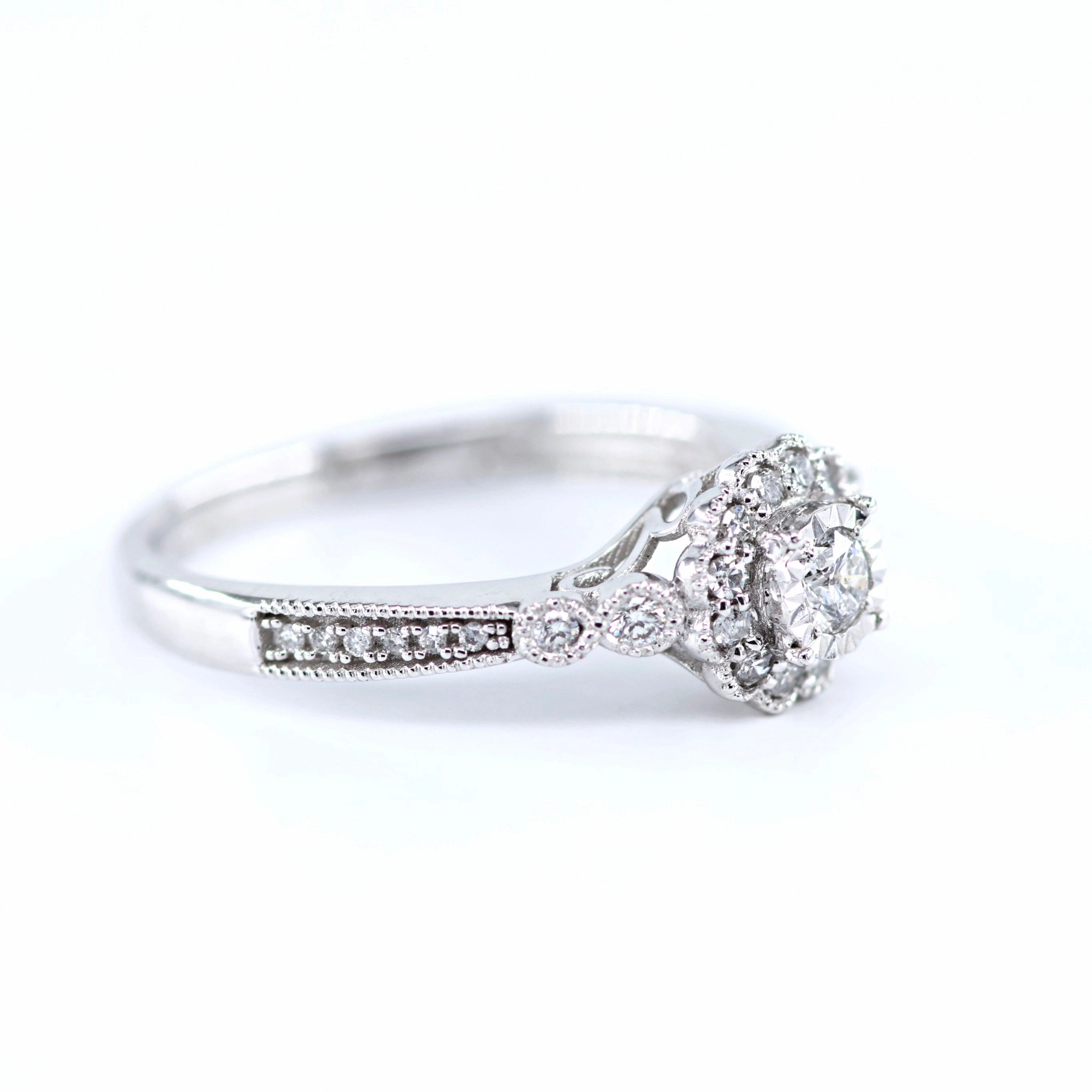 Vintage Round Diamond Engagement Ring 4690046
